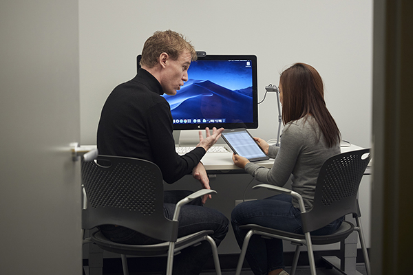 Human Factors Engineering consultant conducting a usability test with an end-user